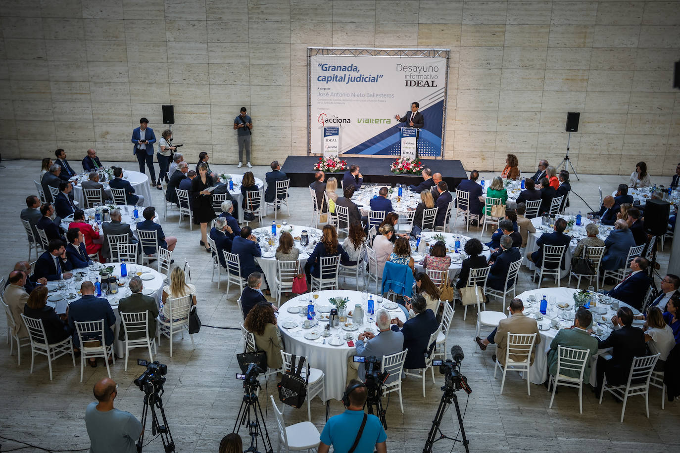 El desayuno con el consejero de Justicia, en imágenes