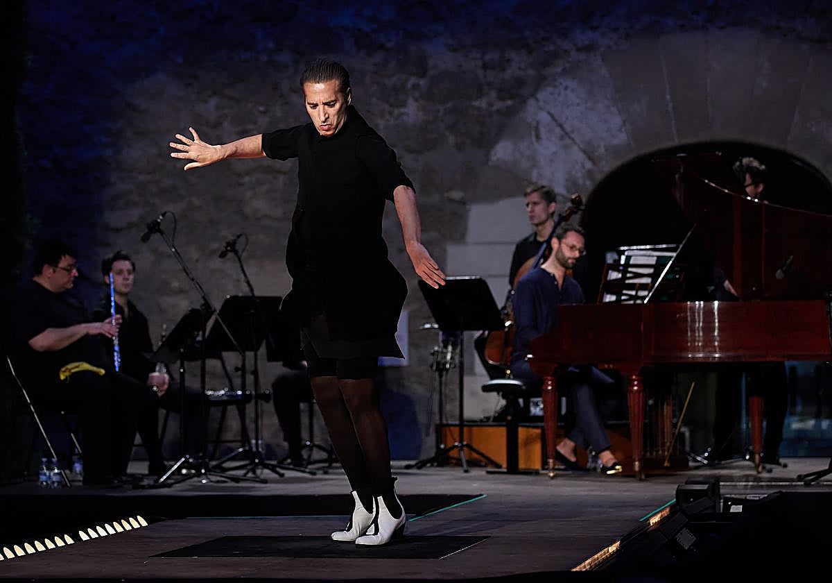 Israel Galván zapatea sobre el escenario del Pario de los Inocentes en el Hospital Real de Granada.