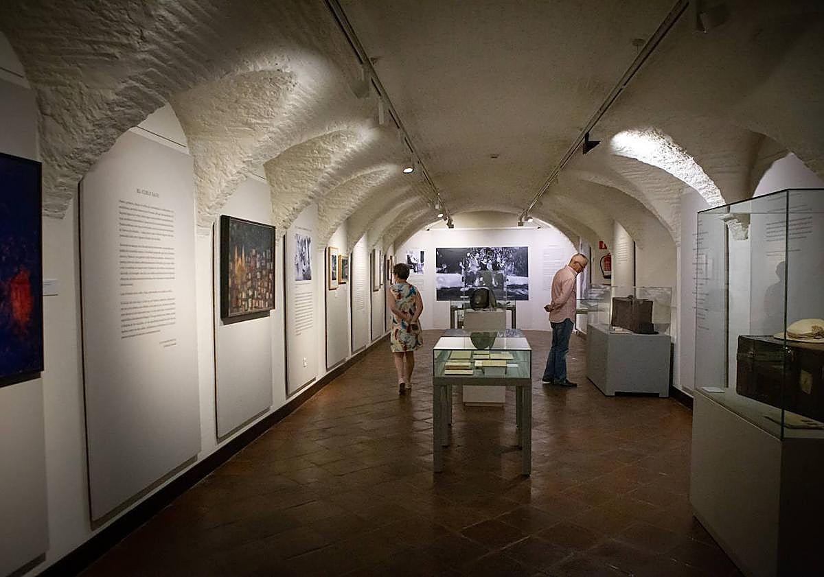 Imagen principal - Arriba, sala tres, dedicada al exilio y la relación con Falla y Hermenegildo Lanz. Debajo, detalle del escritorio portátil y visitante leyendo el manuscrito de 'Generalife'. 