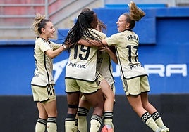 Las futbolistas del Granada celebran uno de sus goles en Ipurua.