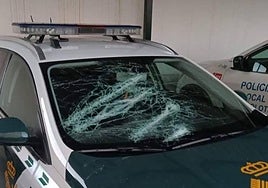 Estado en el que quedó el vehículo de la Guardia Civil.