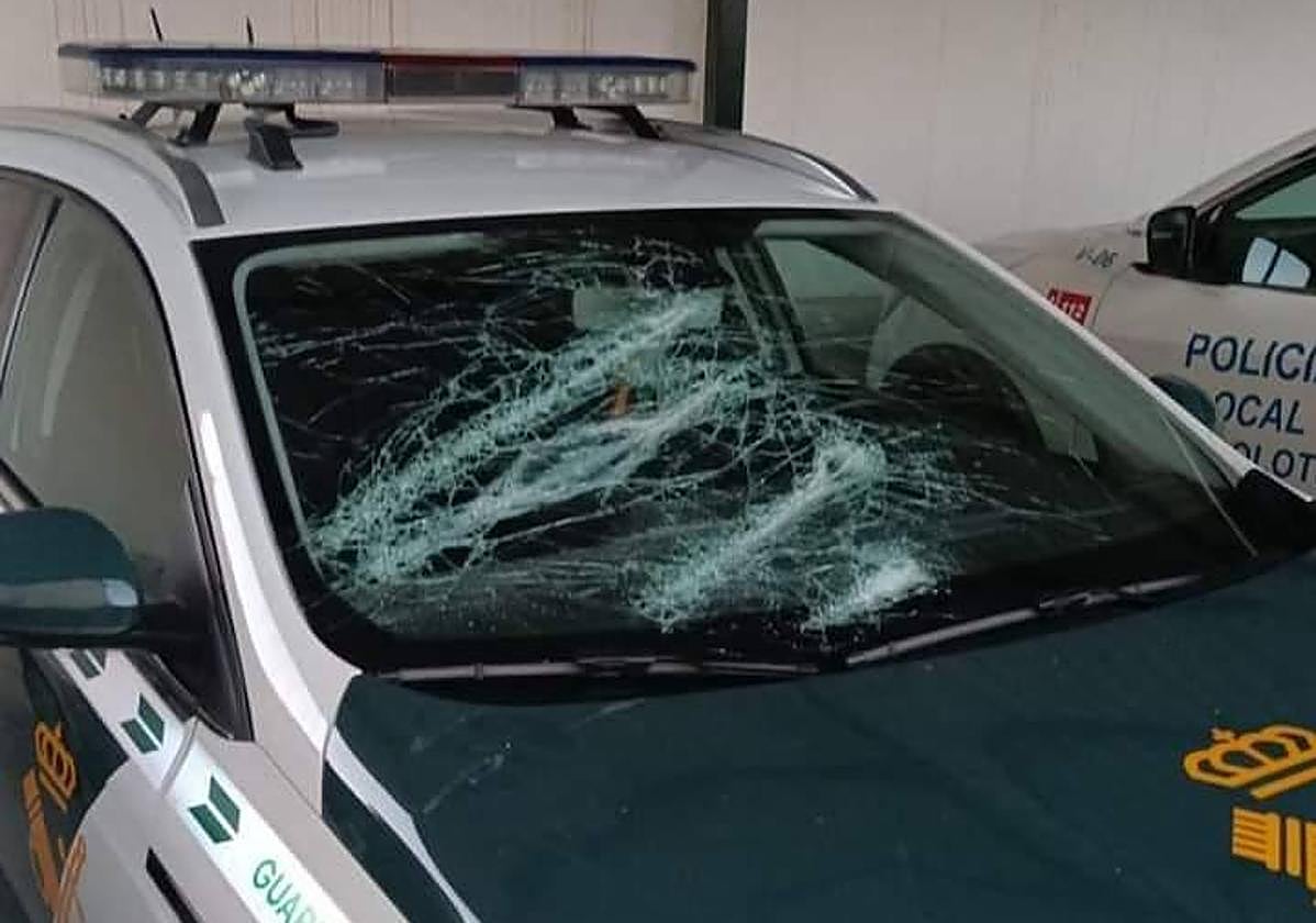 Estado en el que quedó el vehículo de la Guardia Civil.