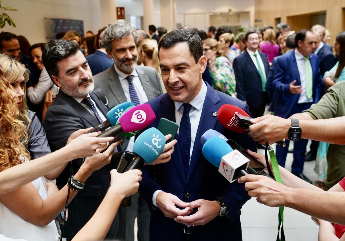 El presidente de la Junta de Andalucía, Juanma Moreno, atiende a los medios de comunicación durante la clausura el Foro Mediterráneo del Grupo Vocento.