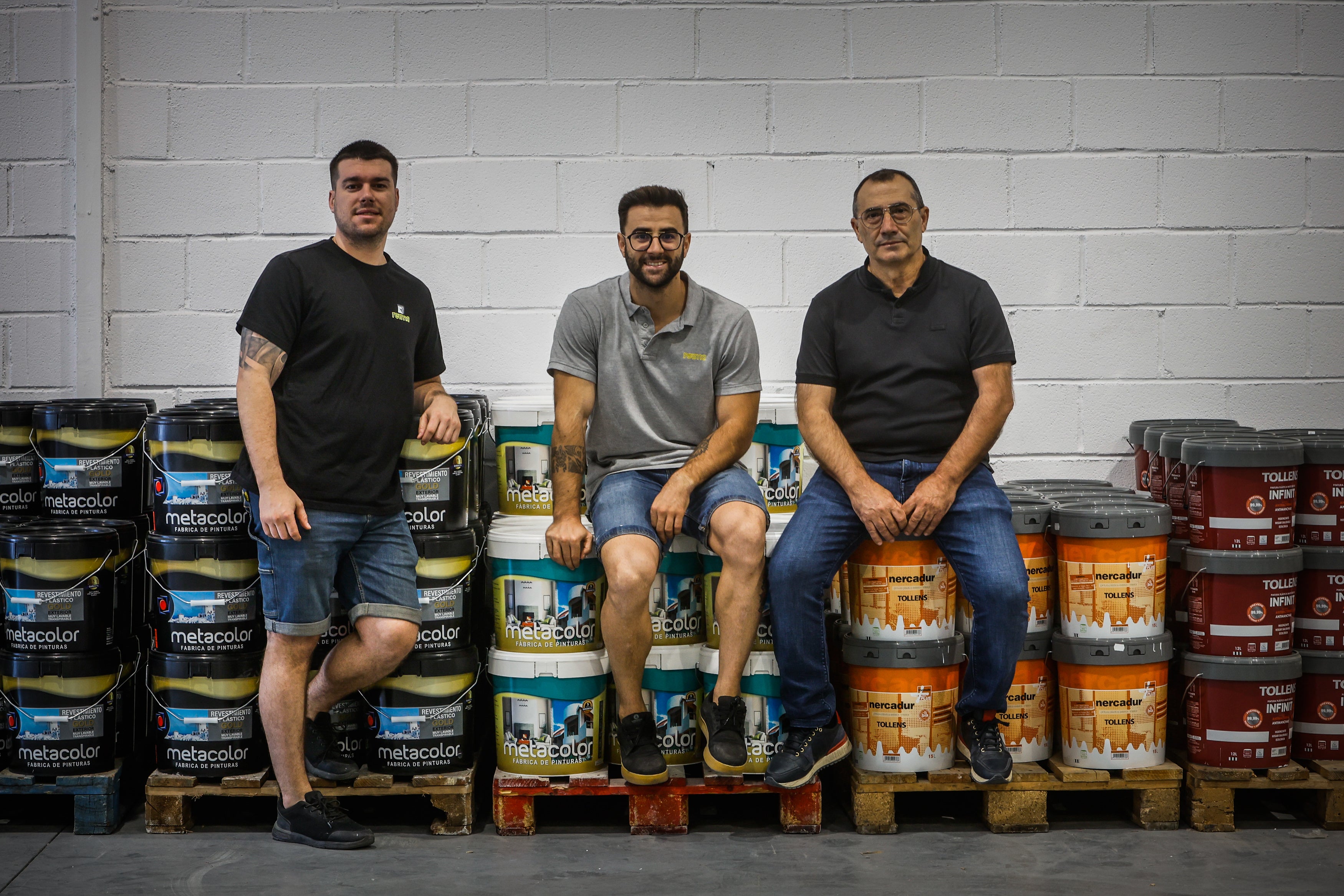 Julio Álvarez, fundador del negocio (derecha) junto a su hijo José Antonio (sentado) y su yerno Cristian Infantes (de pie).