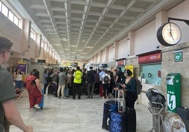 Pasajeros tras la cancelación del vuelo Granada-Madrid.