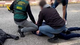 Agentes de la Guardia Civil, durante la detención del sospechoso en Otura.