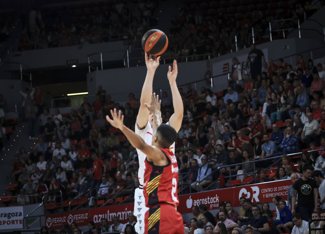 Elias Valtonen lanza a canasta, un jugador de futuro para el Covirán.