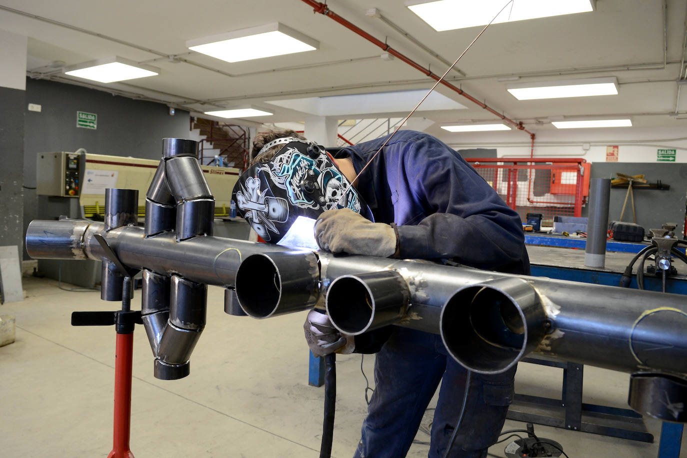 Jose Manuel en su clase de taller de soldadura