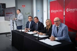 El investigador principal del estudio, José Antonio Salinas, interviene en presencia José Carlos Gómez Villamandos, Gerardo Cuerva, Marifrán Carazo y Pedro Mercado.