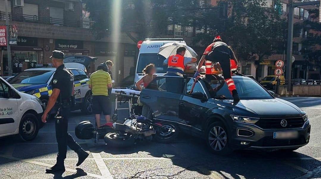 Equipo de la unidad móvil de la capital, en un accidente de tráfico.