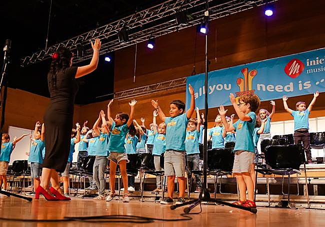 Isabel, una de las profesoras, con los alumnos de 5-6 años.