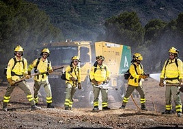 Efectivos del Plan Infoca posan en las inmediaciones del Centro de Defensa Forestal de Sierra Nevada.