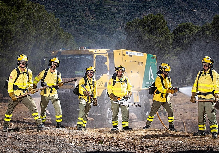 Efectivos del Plan Infoca posan en las inmediaciones del Centro de Defensa Forestal de Sierra Nevada.
