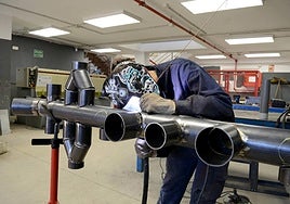 Jose Manuel en su clase de taller de soldadura