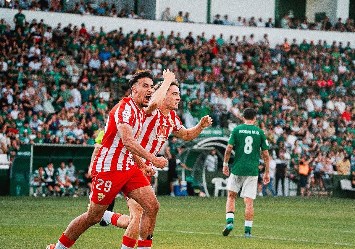 Rachad y Loren, que firmaron los dos primeros goles, celebran el 1-2.