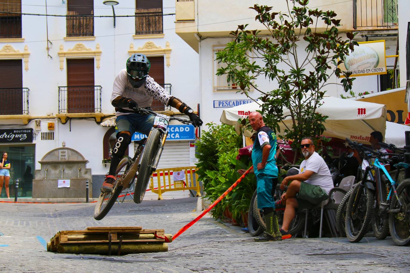Uno de los piltos realiza un salto durante la prueba en Güéjar Sierra.