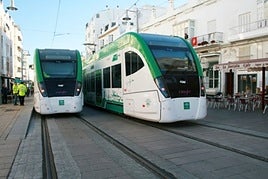 El tren tranvía de la Bahía de Cádiz, el último medio ferroviario metropolitano activado por la Junta.