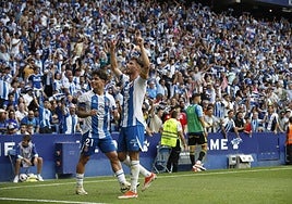 Puado celebra con su afición uno de sus goles.