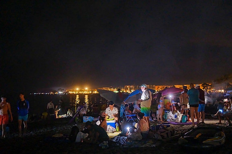 Familias motrileñas disfrutan de la noche de San Juan en la playa de Poniente.