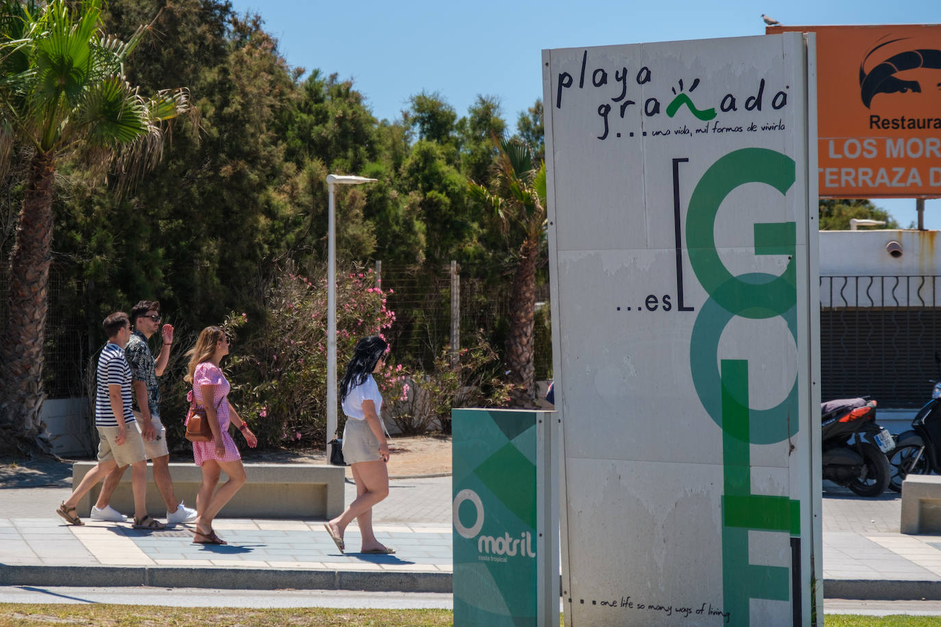 Turistas cerca del Club Los Moriscos, en la zona del campo de golf.