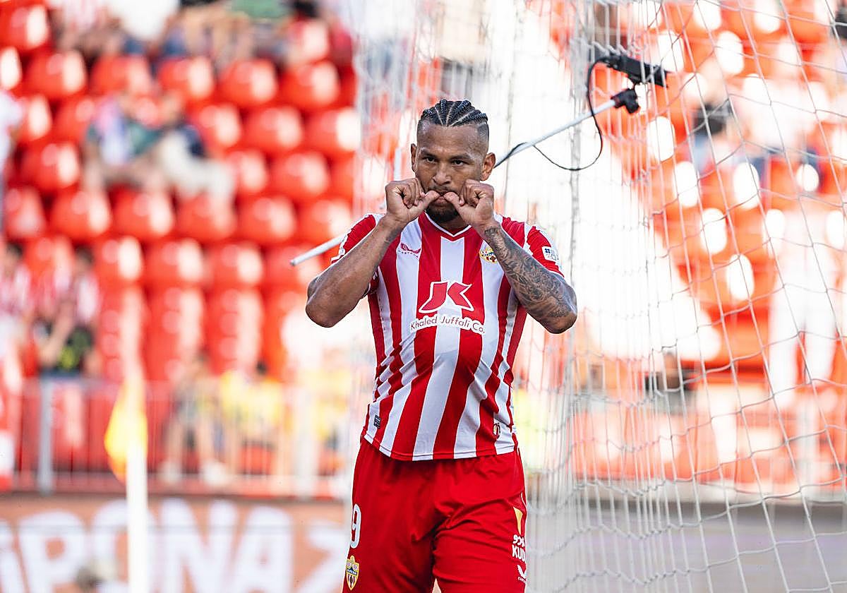 El Almería llega a Segunda con un 'pan bajo' el brazo, o ¿era un balón?