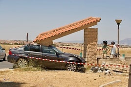 Las imágenes del coche abandonado y empotrado en una rotonda de Granada