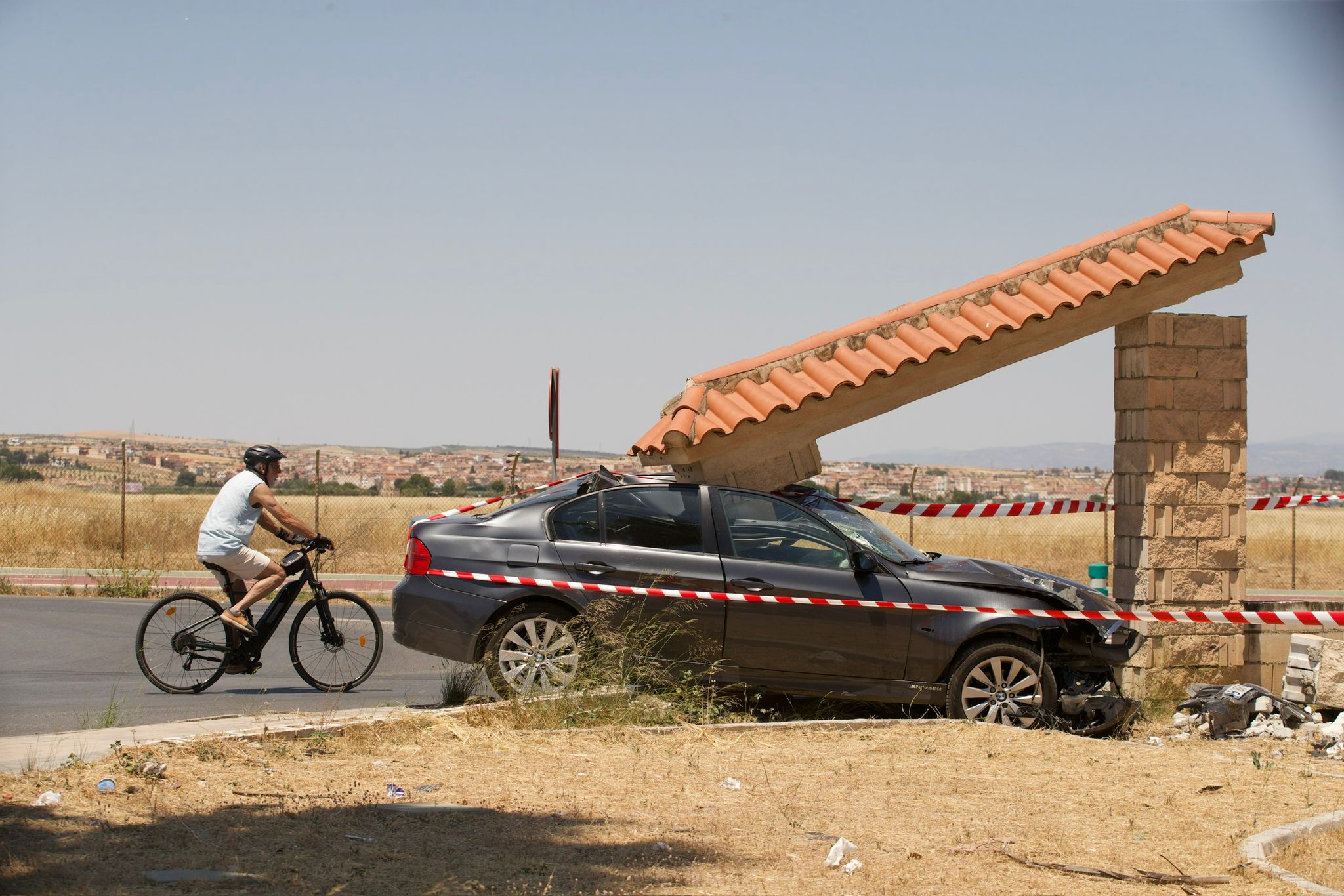 Las imágenes del coche abandonado y empotrado en una rotonda de Granada