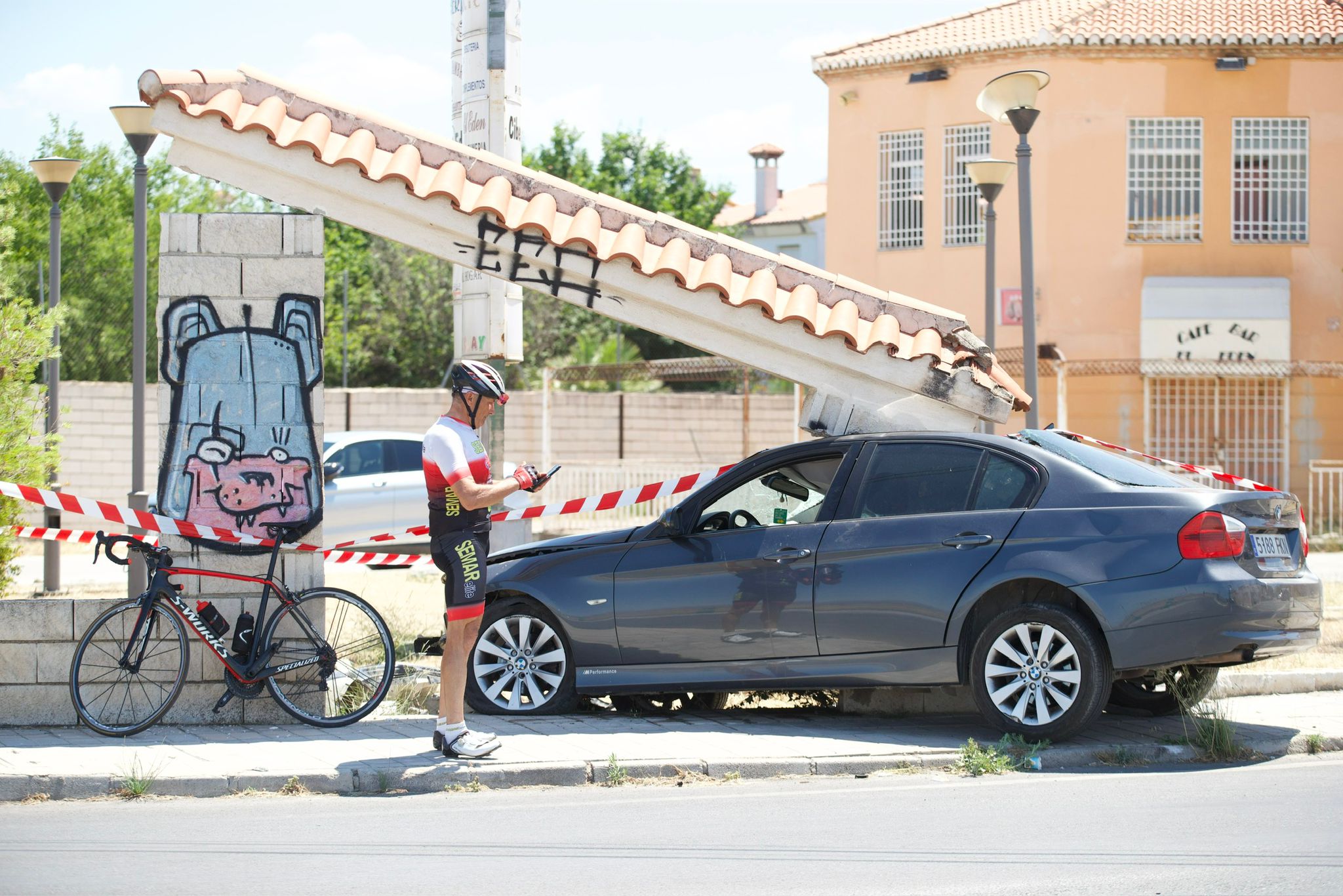 Las imágenes del coche abandonado y empotrado en una rotonda de Granada