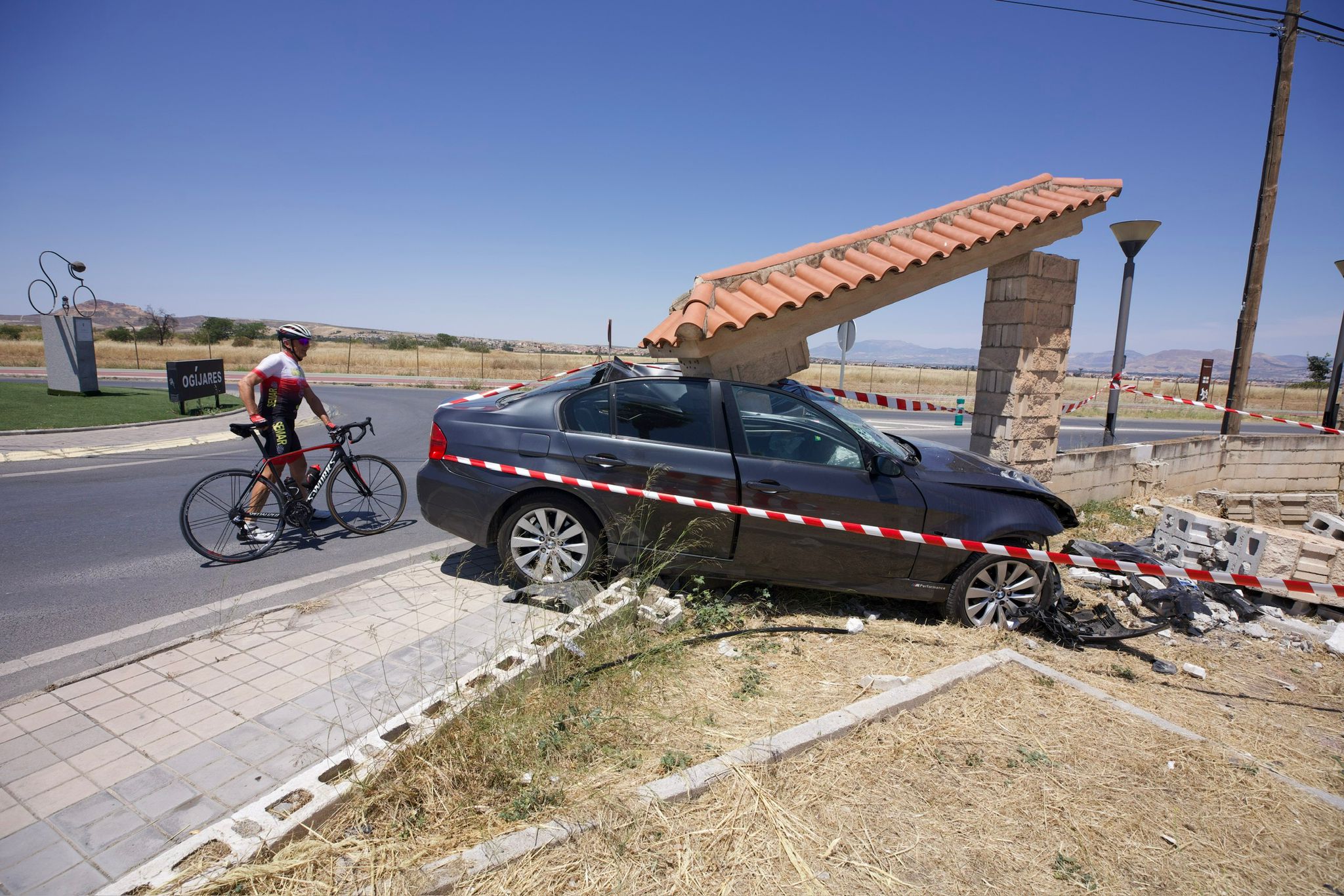 Las imágenes del coche abandonado y empotrado en una rotonda de Granada