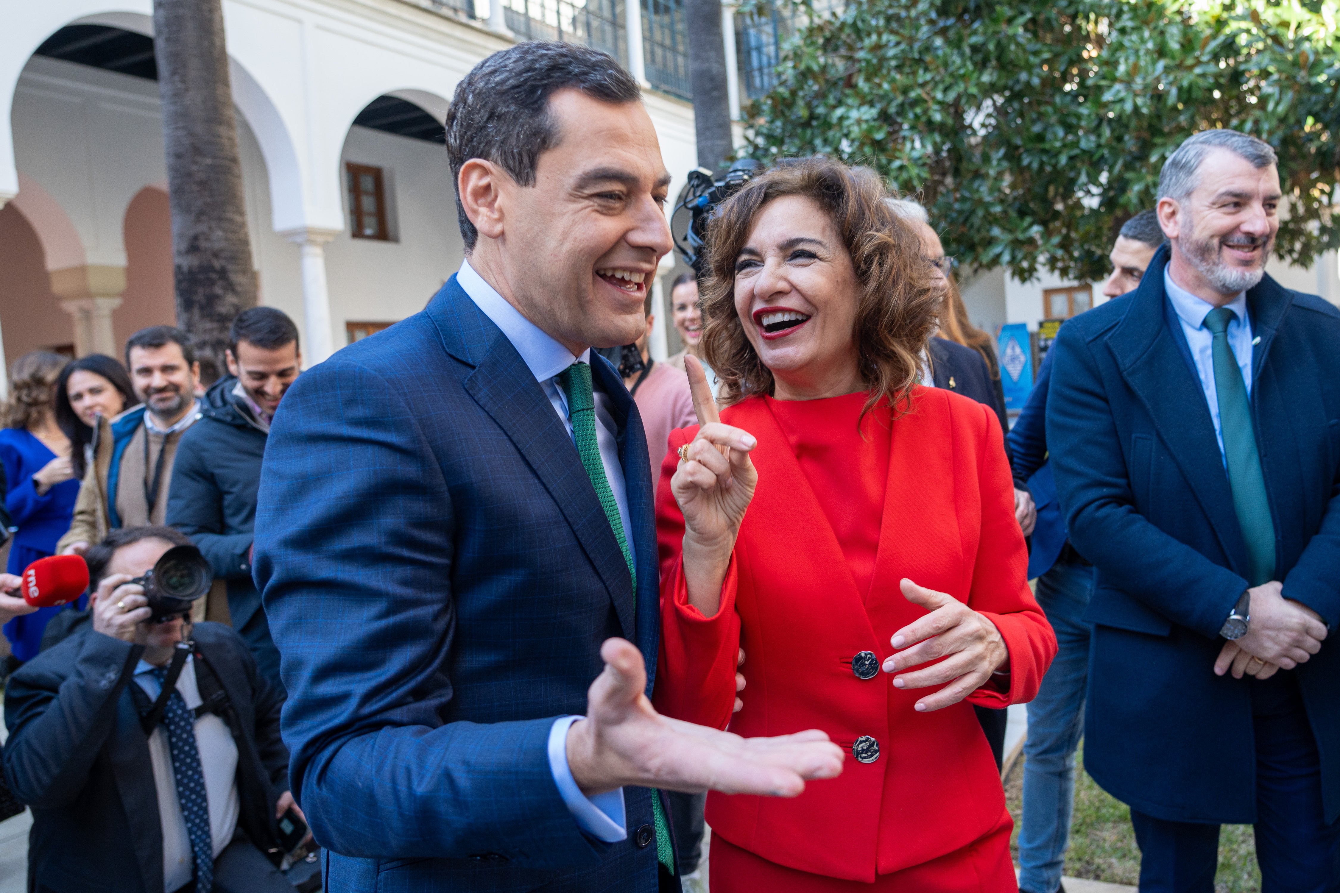 Juanma Moreno y María Jesús Montero, en el Parlamento en una imagen reciente.