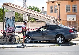 El coche accidentado en Ogíjares.