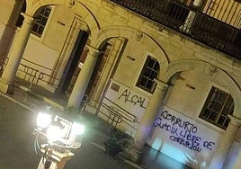 Pintadas en la fachada del Ayuntamiento de Guadix