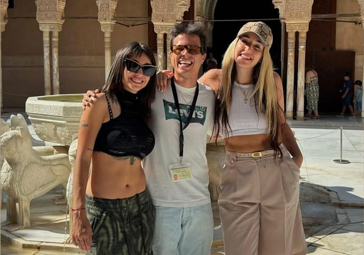 María Becerra conoce la Alhambra acompañada de Lola Índigo