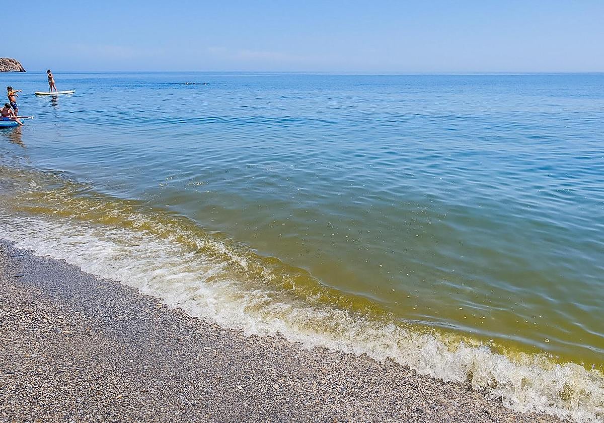 Vuelve la mancha de Salobreña.