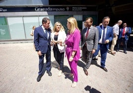 Gerardo Cuerva, Marifrán Carazo y Carolina España, seguidos de Antonio Granados y Gumersindo Fernández, tras inaugurar la oficina aceleradora.