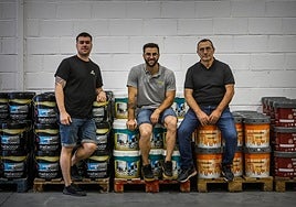 Julio Álvarez, fundador del negocio (derecha) junto a su hijo José Antonio (sentado) y su yerno Cristian Infantes (de pie).