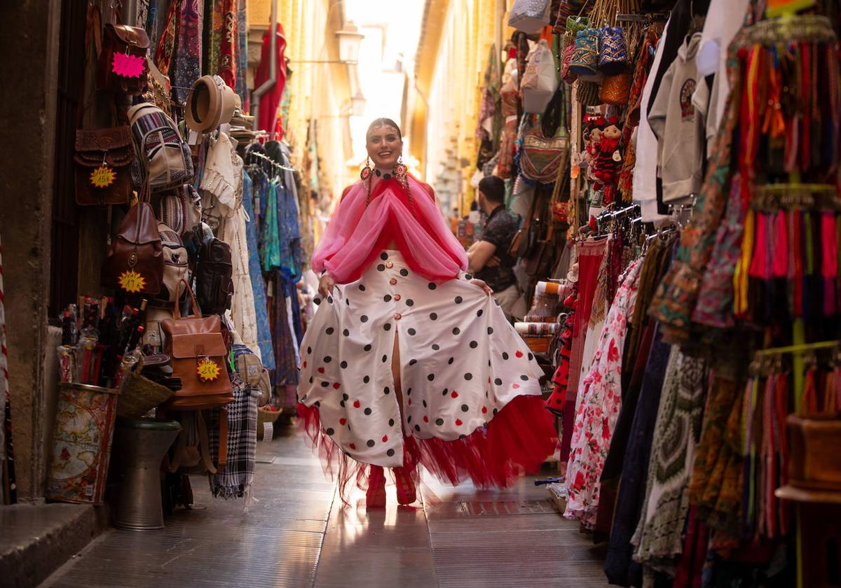 La diseñadora Arantxa Orantes vestida con su propio diseño de Santa Marta, por la Alcaicería.