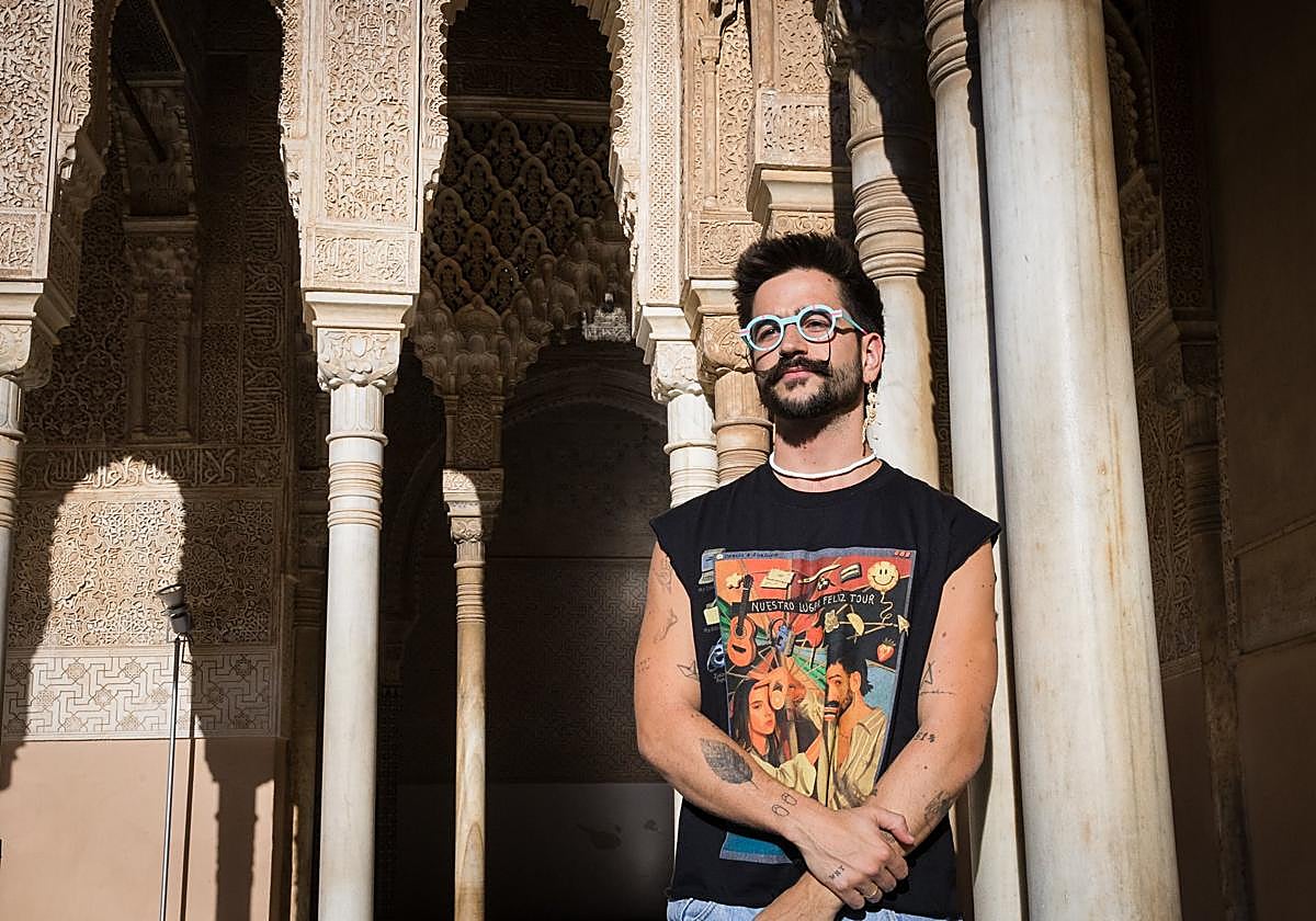 El artista colombiano Camilo durante su visita a los palacios nazaríes de la Alhambra.