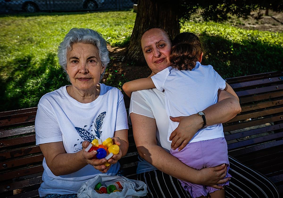 Conchi e Inma, junto a su pequeña Alma, en un parque de Maracena.