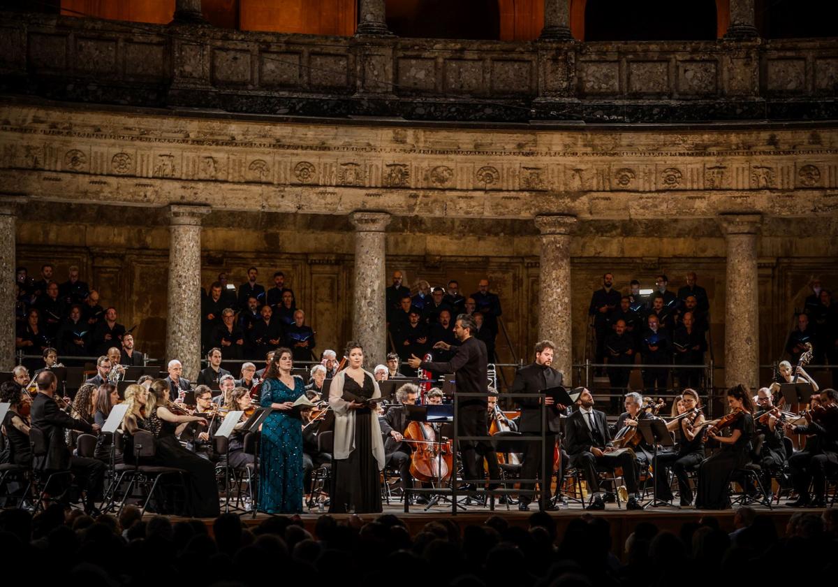 Afkham, junto a los solistas, el coro y la orquesta.