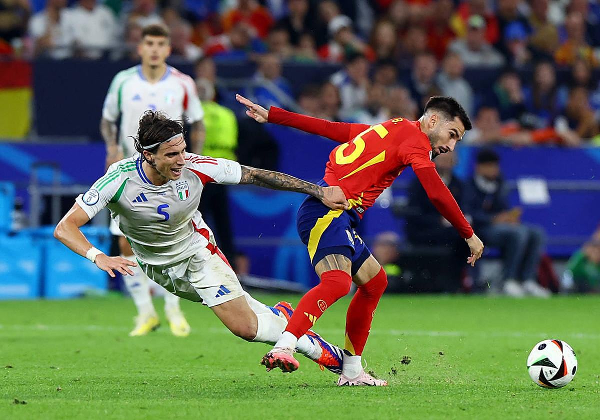 Álex Baena se escapa de Calafiori en el partido de la Eurocopa.