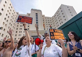 Concentración a las puertas del Hospital Virgen de las Nieves