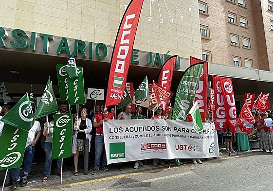 Concentración a las puertas del Hospital de Jaén en la jornada de huelga.