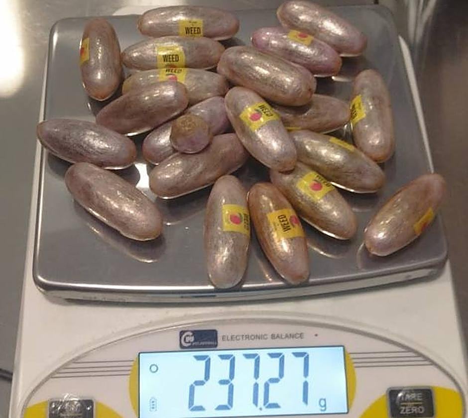 Bellotas de hachís incautadas al trabajador de un bar de Maracena.