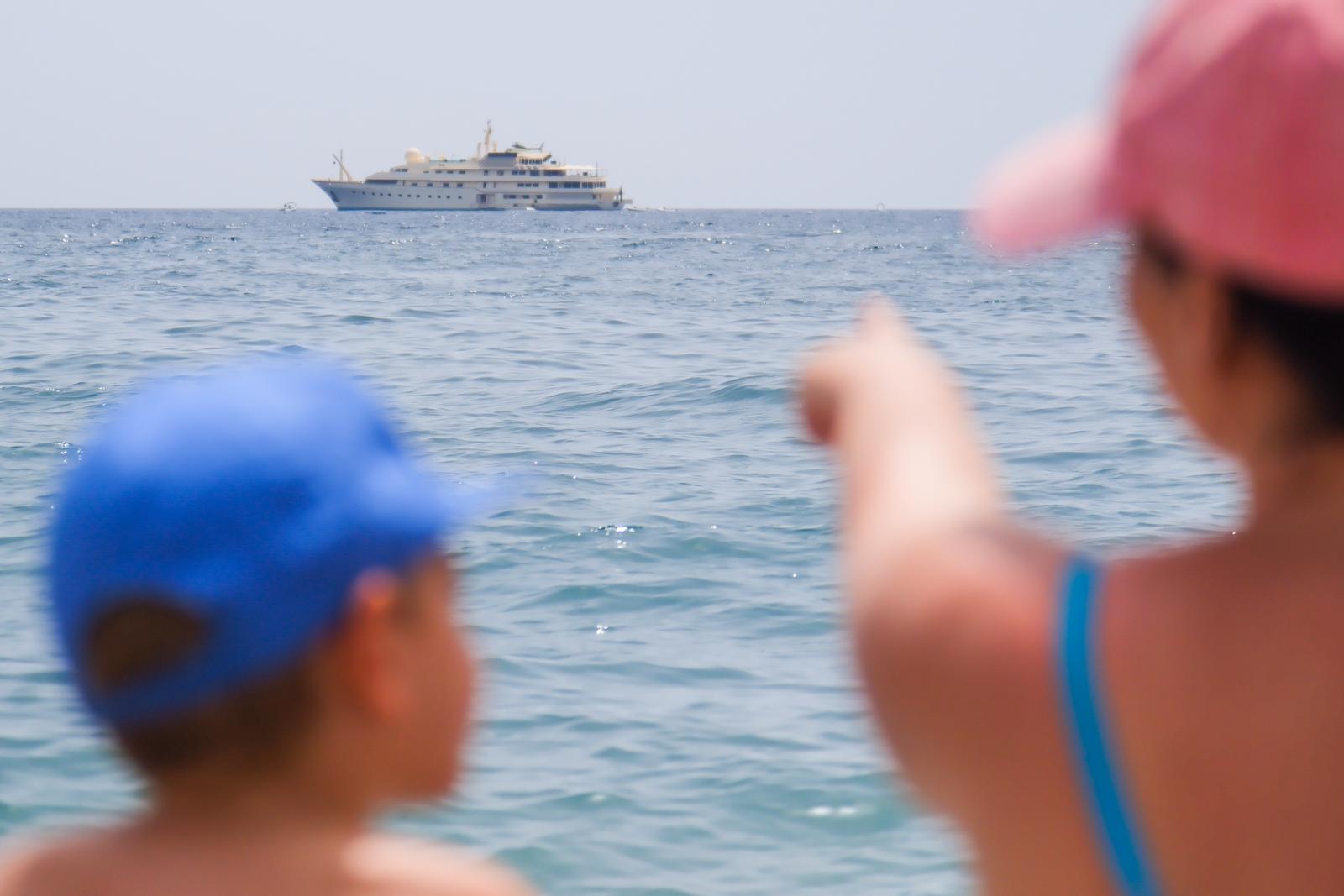 Las imágenes del yate de James Bond en las playas de Granada