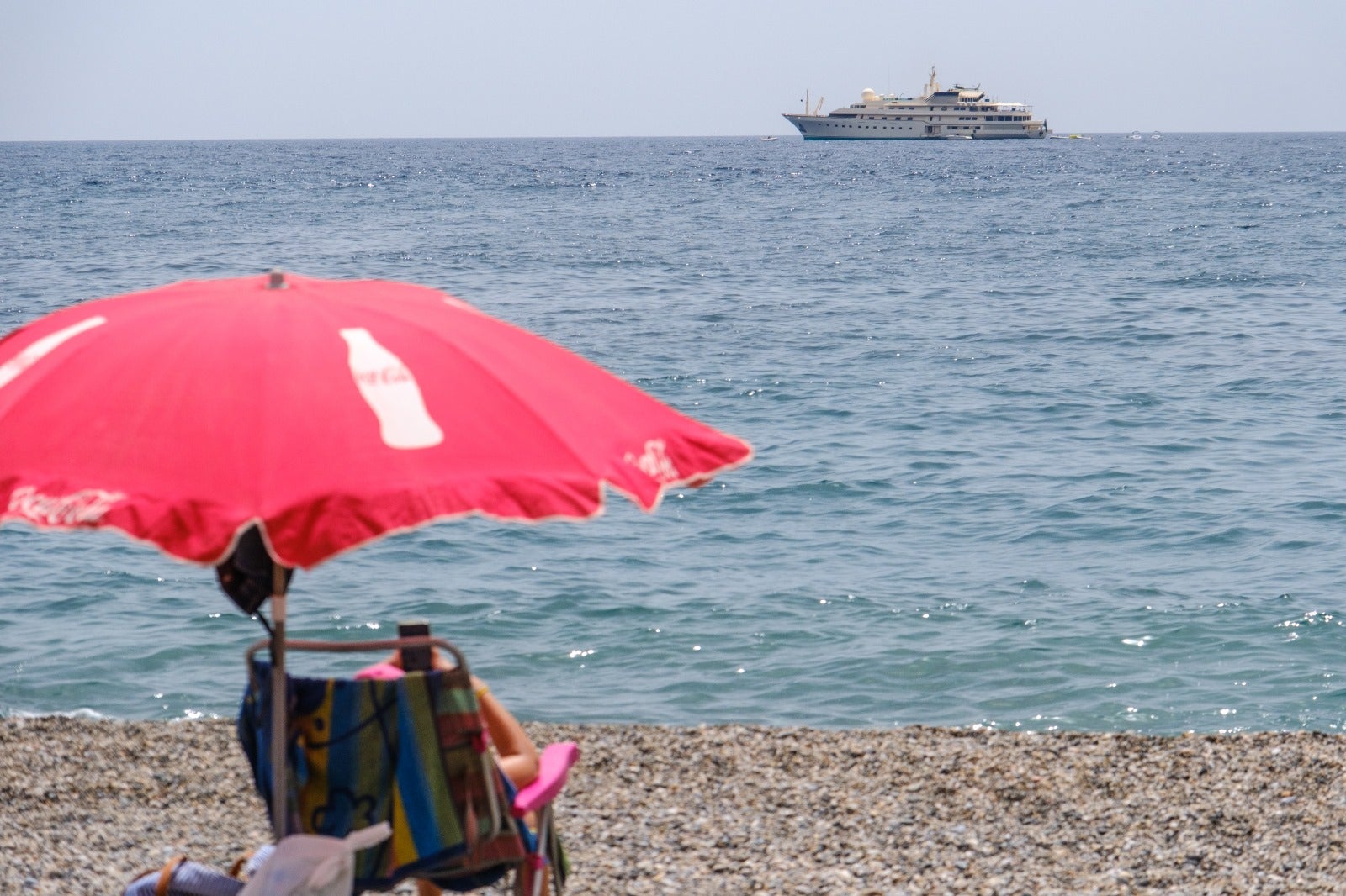 Las imágenes del yate de James Bond en las playas de Granada