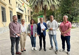 El secretario general del PSOE de Jaén (en el centro) y concejales de la capital.