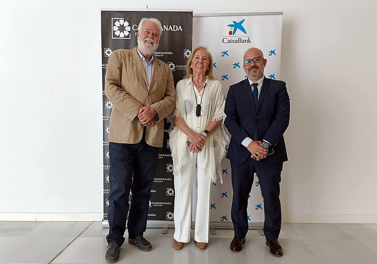 De izquierda a derecha: el director del Festival Internacional de Música y Danza de Granada, Antonio Moral; la presidenta de CajaGranada Fundación, María Elena Martín-Vivaldi; y el director comercial de CaixaBank en Granada y Jaén, Amador Carmona.