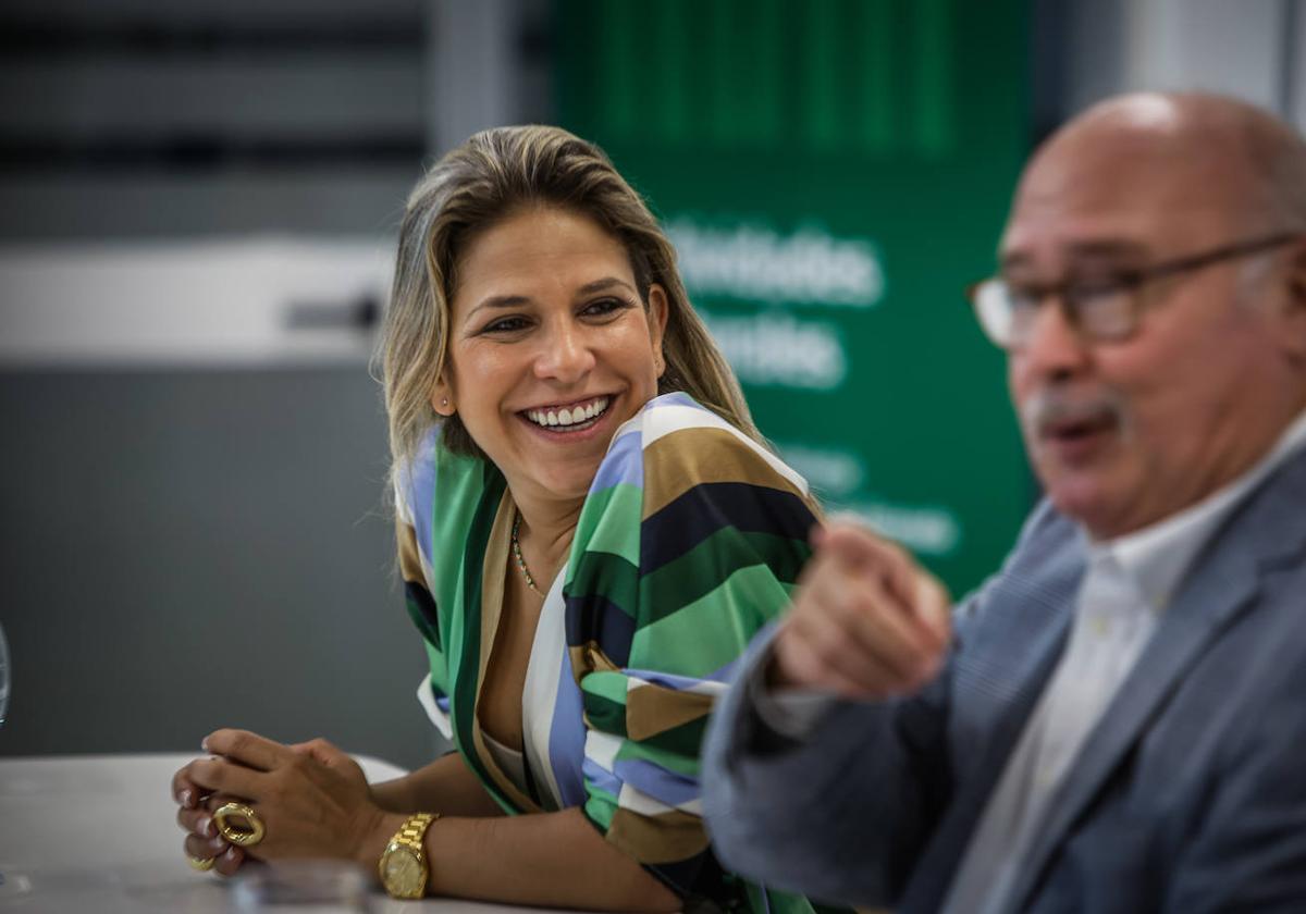 Karina Sainz Borgo y Eduardo Peralta, durante el Aula de Cultura, en la Biblioteca de Andalucía.