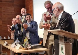 Aplauso a Arturo Ruiz al final del acto en el Museo Ibero de Jaén.